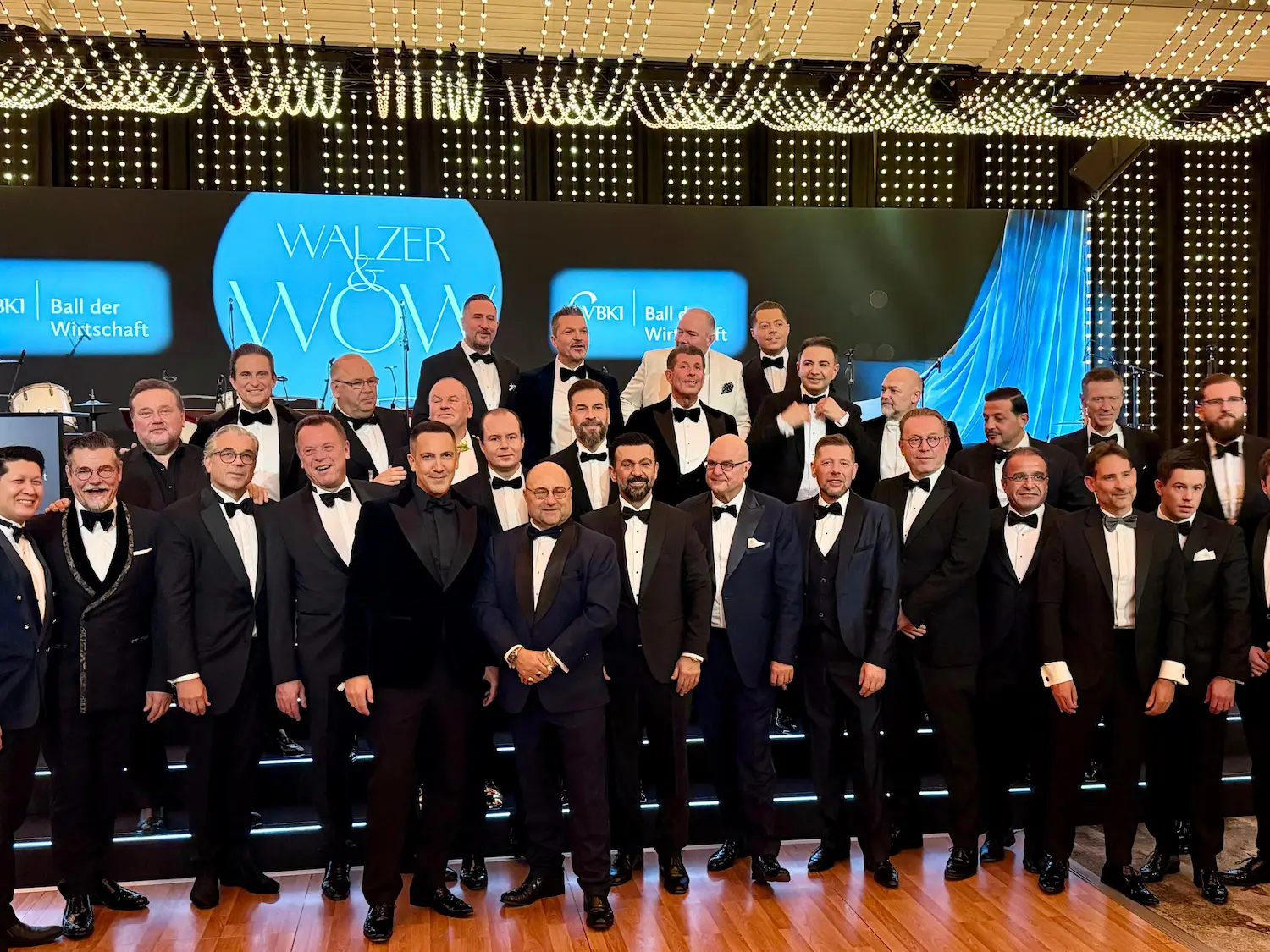 Gruppe von top Unternehmern in schwarzen Abendanzügen beim VBKI-Ball 2026 im InterContinental Berlin mit Allianz Kundler als Premium-Partner